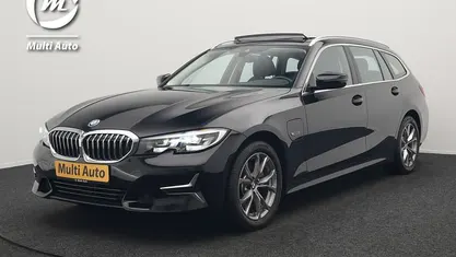Zwart Gebruikt 2022 BMW 320e Luxury Line Stationwagen | € 28.430 (Super prijs)
