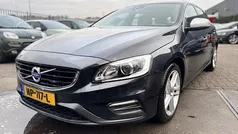Grijs (metallic) Gebruikt 2017 Volvo V60 R-Design Stationwagen | € 7.950 (Goede deal)