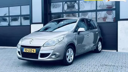 Beige (metallic) Gebruikt 2010 Renault Scénic III Dynamique MPV | € 3.885 (Eerlijke prijs)