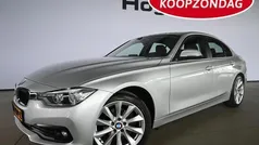 Grijs, metallic lak Gebruikt 2015 BMW 318 Luxury Line Sedan | € 11.940 (Eerlijke prijs)