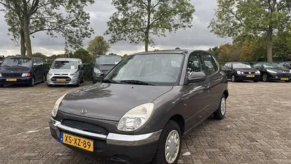 Occasion Daihatsu Sirion 56 PK (41 kW) 1999 Grijs Hatchback
