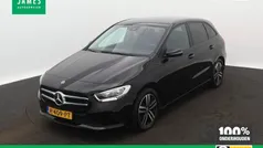 Zwart Gebruikt 2022 Mercedes B180 Luxury MPV | € 27.945 (Goede deal)