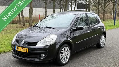 Zwart Gebruikt 2009 Renault Clio II Collection Hatchback | € 3.199 (Eerlijke prijs)
