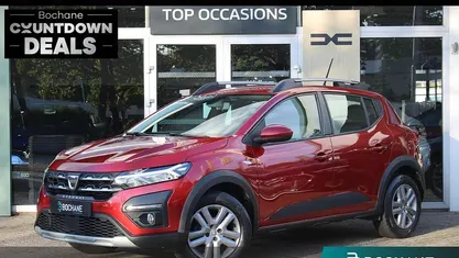 Rood Gebruikt 2023 Dacia Sandero Comfort Hatchback | € 17.045 (Eerlijke prijs)