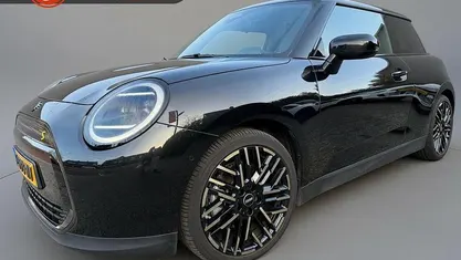 Occasion Mini Cooper SE Favoured 160 kW (218 PK) 2024 Zwart Hatchback