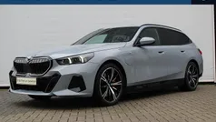 Grijs Gebruikt 2025 BMW 550e M Sport Stationwagen | € 89.950 (Eerlijke prijs)