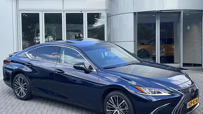 Gebruikt 2024 Lexus ES300H Business Edition Sedan | € 45.870 (Goede deal)