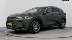 Terrane khaki (groen metallic) Gebruikt 2024 Lexus NX450h+ Executive Line SUV | € 59.945 (Eerlijke prijs)