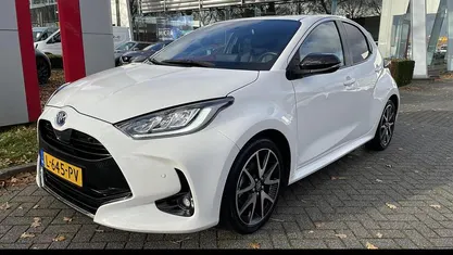 Wit Gebruikt 2021 Toyota Yaris Hybrid Executive Hatchback | € 19.940 (Eerlijke prijs)