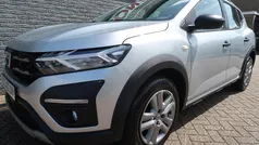 Grijs, metallic lak Gebruikt 2022 Dacia Sandero Expression Hatchback | € 16.666 (Goede deal)