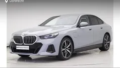 Grijs Gebruikt 2025 BMW 550e M Sport Sedan | € 82.895 (Super prijs)