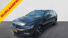 Zwart, metallic lak Gebruikt 2020 VW Passat Comfortline Stationwagen | € 23.888 (Eerlijke prijs)