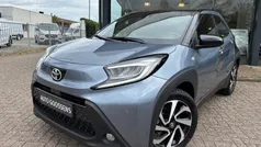 Blauw Gebruikt 2024 Toyota Aygo Style Hatchback | € 22.995 (Eerlijke prijs)