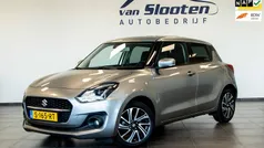 Grijs, metallic lak Gebruikt 2023 Suzuki Swift Style Hatchback | € 18.450 (Eerlijke prijs)