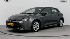Grijs Gebruikt 2023 Toyota Corolla Hybrid Active Hatchback | € 25.445 (Eerlijke prijs)