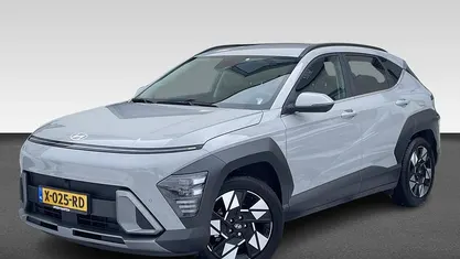 Cyber grey (licht grijs metallic) Occasion 2024 Hyundai Kona Premium SUV | € 31.930 (Eerlijke prijs)