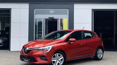 Rood Gebruikt 2020 Renault Clio V Zen Hatchback | € 12.240 (Eerlijke prijs)