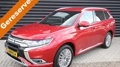 Orient red (rood metallic) Gebruikt 2018 Mitsubishi Outlander P-HEV Instyle SUV | € 22.895 (Eerlijke prijs)