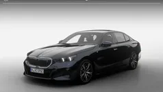 M carbonschwarz metallic (zwart metallic) Nieuw 2025 BMW i5 M Sport Sedan | € 89.896 (Goede deal)