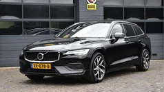 Zwart Gebruikt 2019 Volvo V60 Momentum Stationwagen | € 27.450 (Eerlijke prijs)