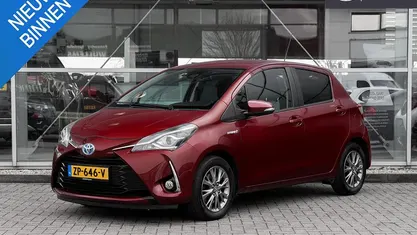 Rood Occasion 2019 Toyota Yaris Hybrid Hatchback | € 16.549 (Goede deal)