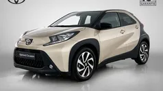 Beige, metallic lak Gebruikt 2023 Toyota Aygo Pulse Hatchback | € 22.450 (Eerlijke prijs)