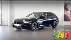Blacksapphire metallic (zwart metallic) Gebruikt 2023 BMW 530e M Sport Stationwagen | € 49.900 (Eerlijke prijs)