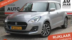 Grijs Gebruikt 2020 Suzuki Swift Style Hatchback | € 17.950 (Eerlijke prijs)
