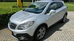 Grijs, metallic lak Gebruikt 2014 Opel Mokka Cosmo SUV | € 10.450 (Eerlijke prijs)