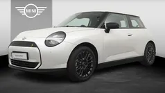 Wit Nieuw 2025 Mini Cooper SE Essential Hatchback | € 33.634 (Super prijs)