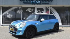 Blauw, metallic lak Gebruikt 2015 Mini Cooper Business Hatchback | € 11.750 (Eerlijke prijs)