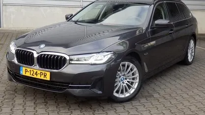 Grijs (metallic) Gebruikt 2022 BMW 520 Sport Line Stationwagen | € 33.940 (Goede deal)