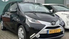 Zwart Gebruikt 2017 Toyota Aygo X-play Hatchback | € 7.999 (Eerlijke prijs)