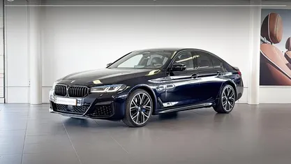 Gebruikt 2023 BMW 545e Comfort Edition Sedan | € 59.900 (Eerlijke prijs)