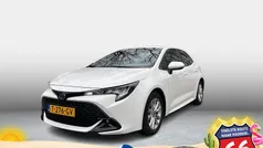 Pure white (licht wit) Gebruikt 2023 Toyota Corolla Hybrid Active Hatchback | € 25.950 (Super prijs)