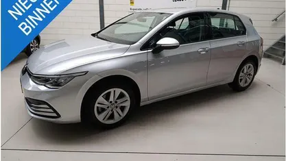 Occasion 2021 VW Golf VIII Life Hatchback | € 20.950 (Goede deal)