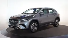Grijs, metallic lak Gebruikt 2024 Mercedes GLA250 Luxury SUV | € 44.850 (Eerlijke prijs)