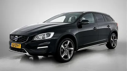 Donker zwart metallic Gebruikt 2016 Volvo V60 CC Summum Stationwagen | € 14.940 (Super prijs)