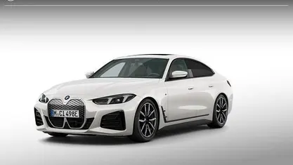 Mineralweiss metallic (wit metallic) Nieuw 2025 BMW i4 M Sport Sedan | € 71.628 (Super prijs)