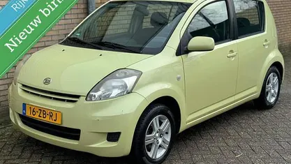 Occasion Daihatsu Sirion 91 PK (66 kW) 2007 Geel Hatchback