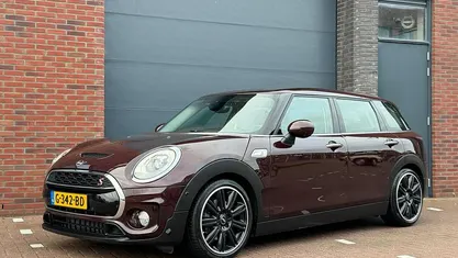 Rood (metallic) Occasion 2018 Mini Cooper Clubman Stationwagen | € 20.900 (Eerlijke prijs)