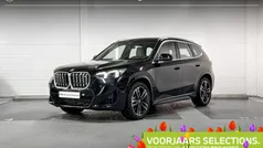 Saphirschwarz metallic (zwart metallic) Gebruikt 2023 BMW iX1 Comfort Edition SUV | € 45.900 (Eerlijke prijs)