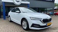 Wit Gebruikt 2021 Skoda Octavia Ambition Hatchback | € 19.745 (Eerlijke prijs)
