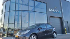 Grijs Gebruikt 2015 Kia Rio Comfort Hatchback | € 7.999 (Eerlijke prijs)