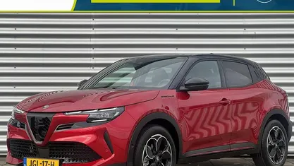 Rood Nieuw 2025 Alfa Romeo GT Junior Hatchback | € 38.445 (Eerlijke prijs)