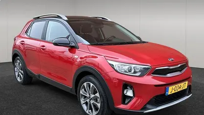 Rood (metallic) Occasion 2020 Kia Stonic SUV | € 17.990 (Eerlijke prijs)