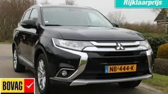 Zwart, andere lak Gebruikt 2017 Mitsubishi Outlander Intense SUV | € 19.900 (Eerlijke prijs)