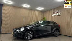 Zwart Gebruikt 2016 Volvo V40 Stationwagen | € 16.270 (Eerlijke prijs)