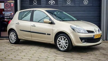 Beige (metallic) Gebruikt 2006 Renault Clio II Dynamique Hatchback | € 1.950 (Eerlijke prijs)