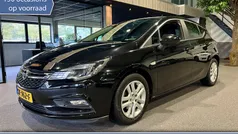 Zwart, metallic lak Gebruikt 2018 Opel Astra Edition Hatchback | € 14.990 (Eerlijke prijs)
